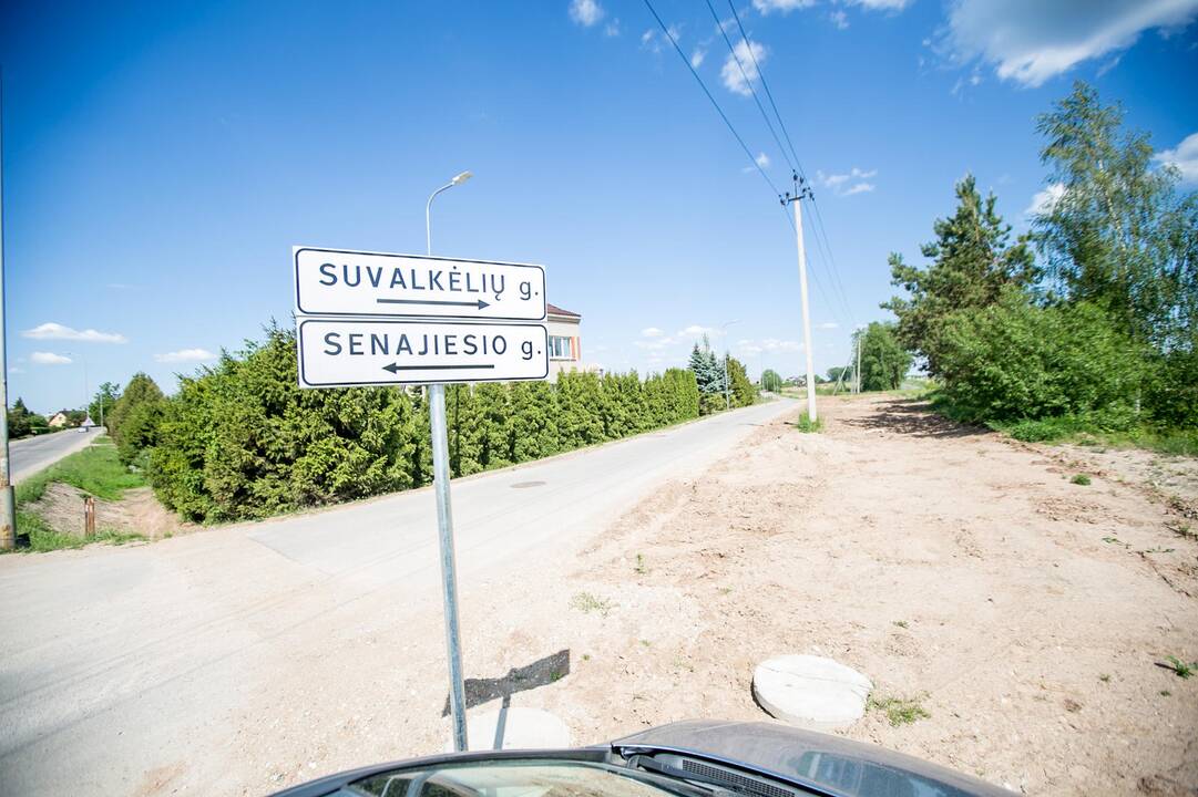 Skundas: anot gyventojų, visos geležinkelio atliekos buvo supiltos į didelę krūvą ir tik žurnalistams pradėjus domėtis krūva pradėjo nykti.