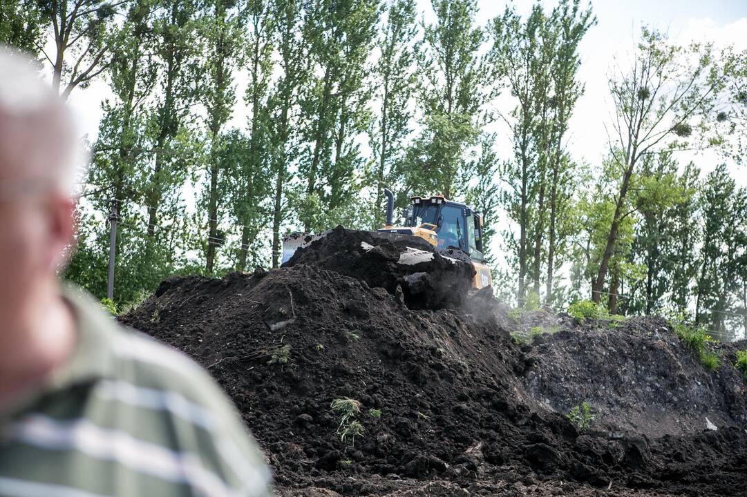 Skundas: anot gyventojų, visos geležinkelio atliekos buvo supiltos į didelę krūvą ir tik žurnalistams pradėjus domėtis krūva pradėjo nykti.