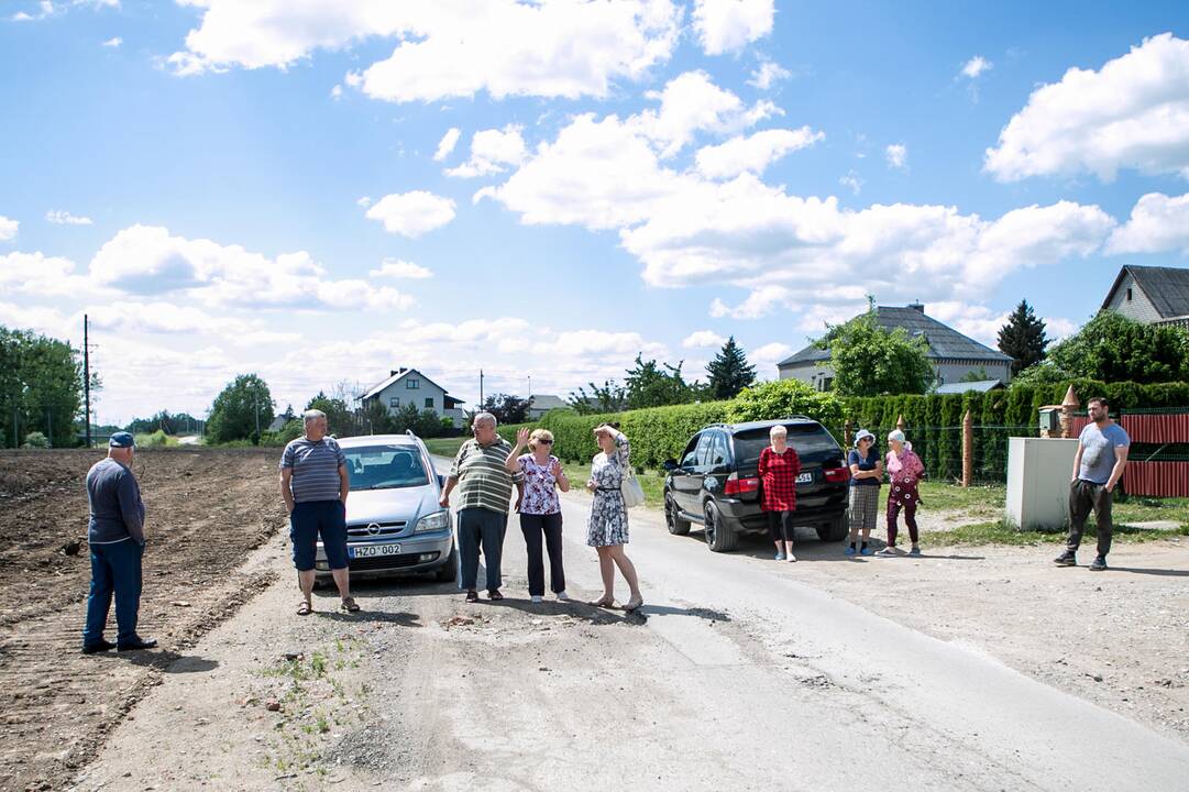 Skundas: anot gyventojų, visos geležinkelio atliekos buvo supiltos į didelę krūvą ir tik žurnalistams pradėjus domėtis krūva pradėjo nykti.