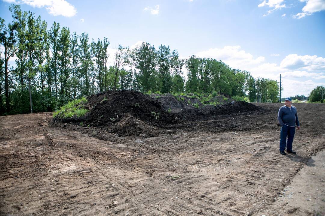 Skundas: anot gyventojų, visos geležinkelio atliekos buvo supiltos į didelę krūvą ir tik žurnalistams pradėjus domėtis krūva pradėjo nykti.