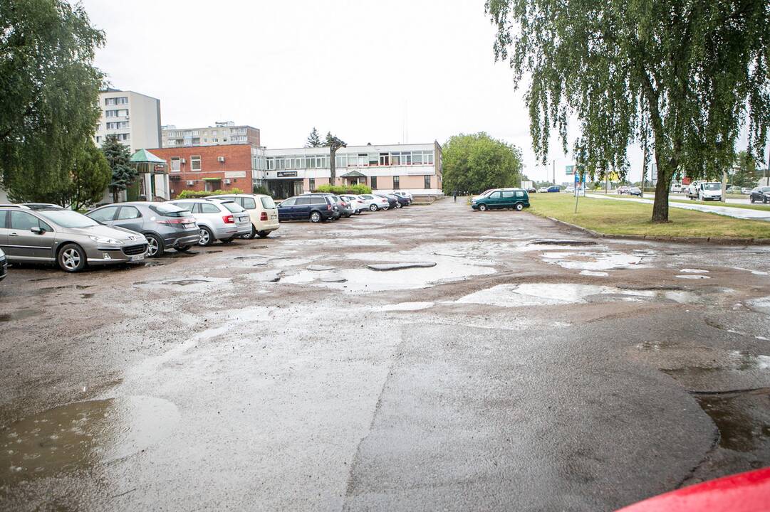 Pažadai: savivaldybė jau daug metų atidėlioja planus sutvarkyti Taikos prospekte esančią aikštelę.