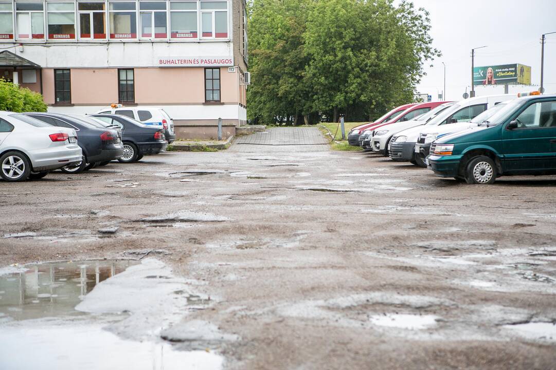 Pažadai: savivaldybė jau daug metų atidėlioja planus sutvarkyti Taikos prospekte esančią aikštelę.