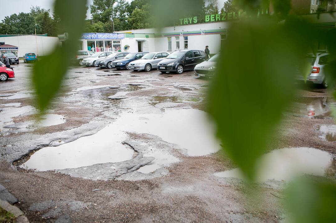 Pažadai: savivaldybė jau daug metų atidėlioja planus sutvarkyti Taikos prospekte esančią aikštelę.