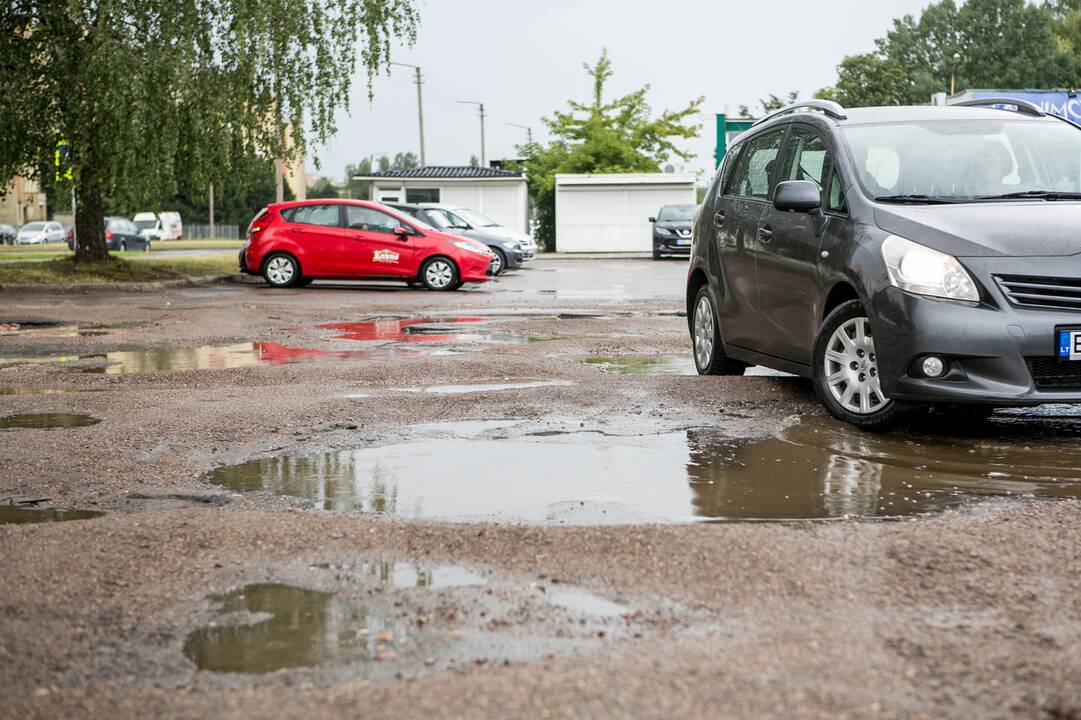 Pažadai: savivaldybė jau daug metų atidėlioja planus sutvarkyti Taikos prospekte esančią aikštelę.