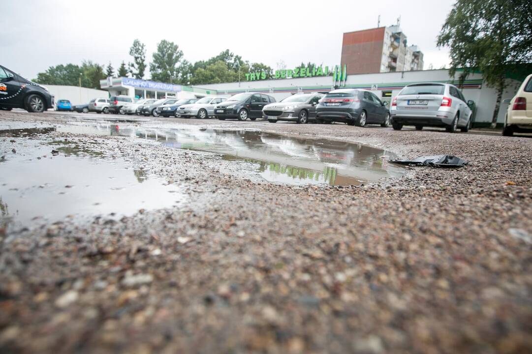 Pažadai: savivaldybė jau daug metų atidėlioja planus sutvarkyti Taikos prospekte esančią aikštelę.