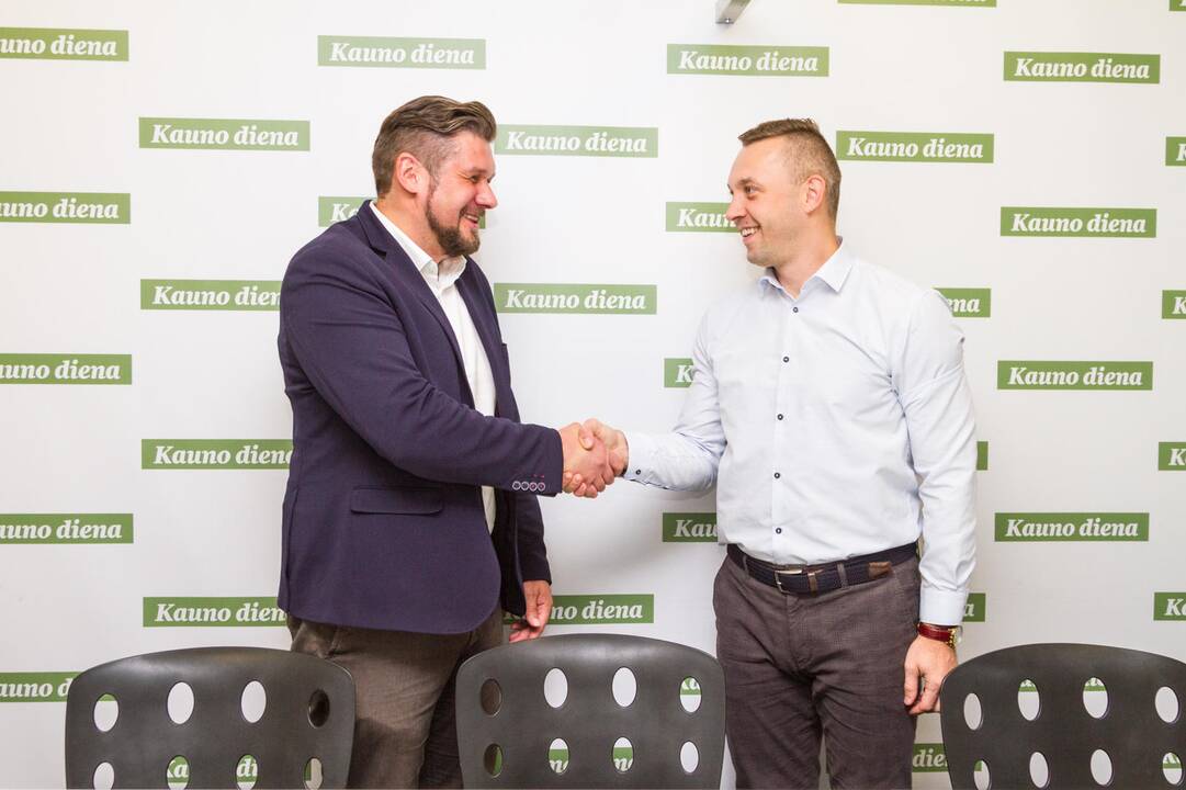 Pagalba: bendrovės "Diena Media News" direktorius T.Širvinskas (kairėje) pasirašė sutartį su Kauno "Aisčių-LSMU" klubo atstovais.