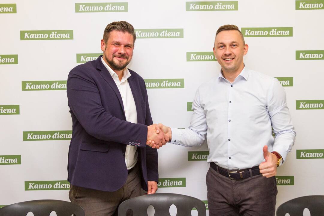 Pagalba: bendrovės "Diena Media News" direktorius T.Širvinskas (kairėje) pasirašė sutartį su Kauno "Aisčių-LSMU" klubo atstovais.