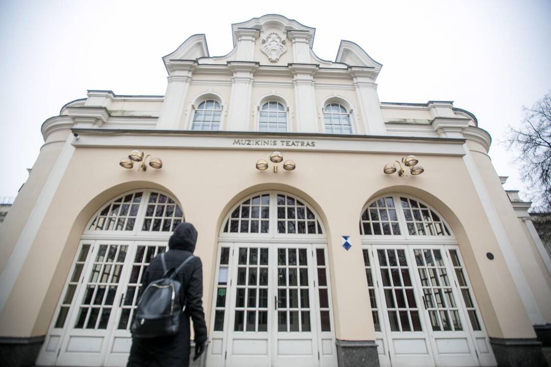 Atgyvena: senieji, toną sveriantys scenos objektai iki pat remonto buvo kilnojami rankiniu būdu.