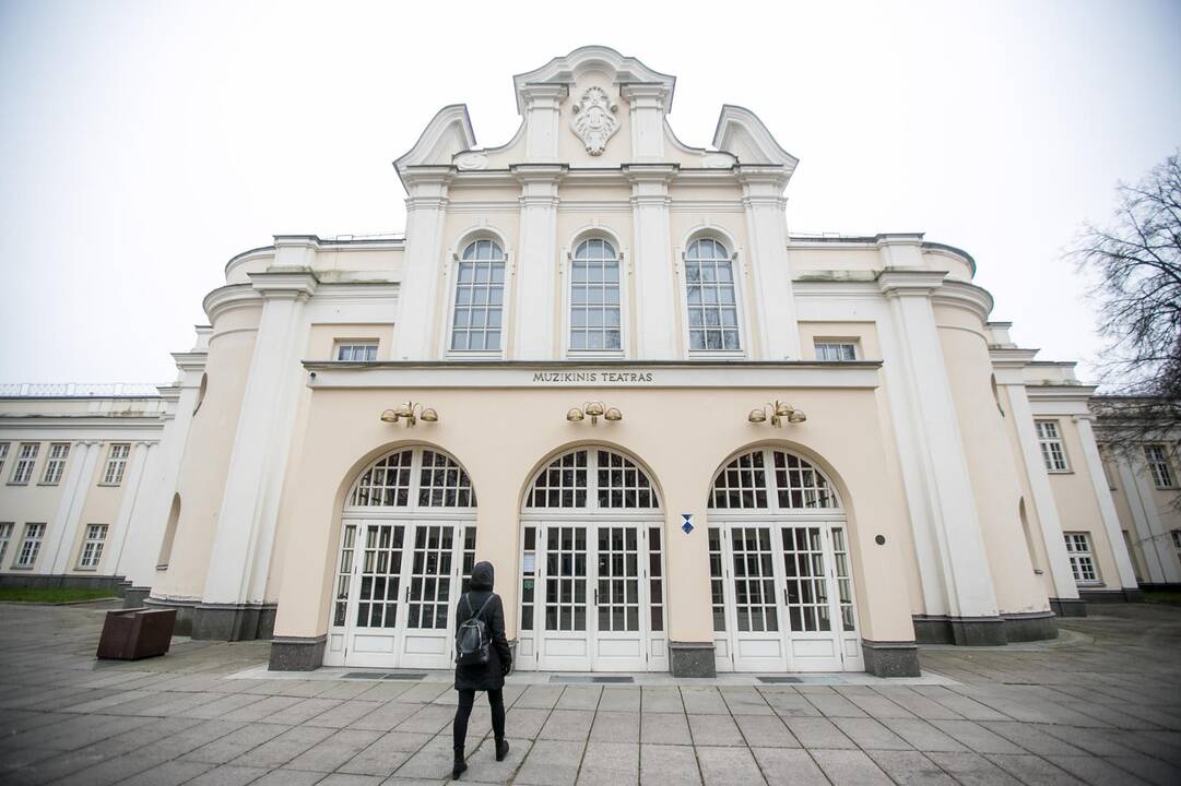 Atgyvena: senieji, toną sveriantys scenos objektai iki pat remonto buvo kilnojami rankiniu būdu.