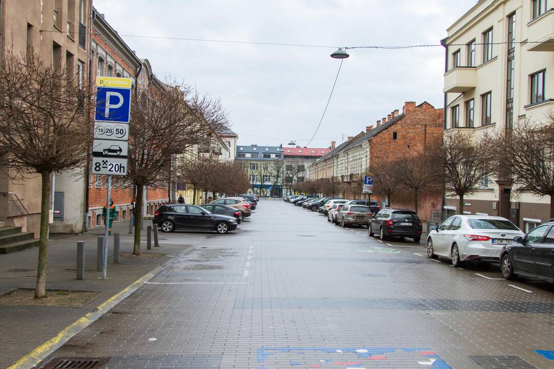 Kenčia: Vasario 16-osios gatvės gyventojai pasipiktino automobilių parkavimo ypatumais.