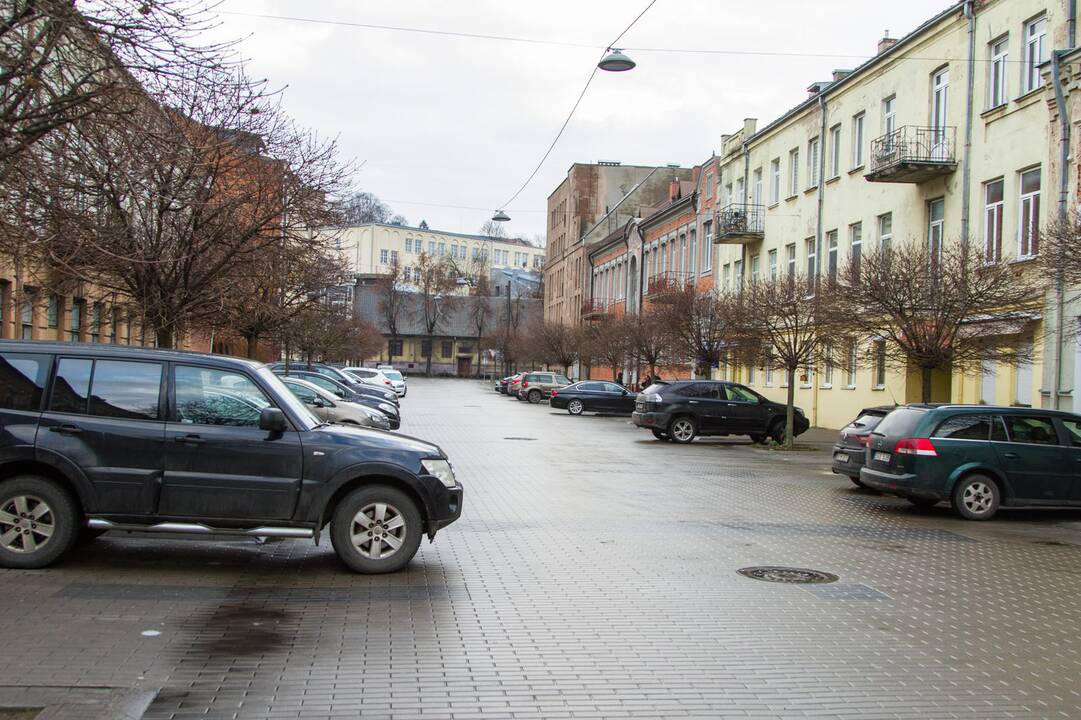 Kenčia: Vasario 16-osios gatvės gyventojai pasipiktino automobilių parkavimo ypatumais.