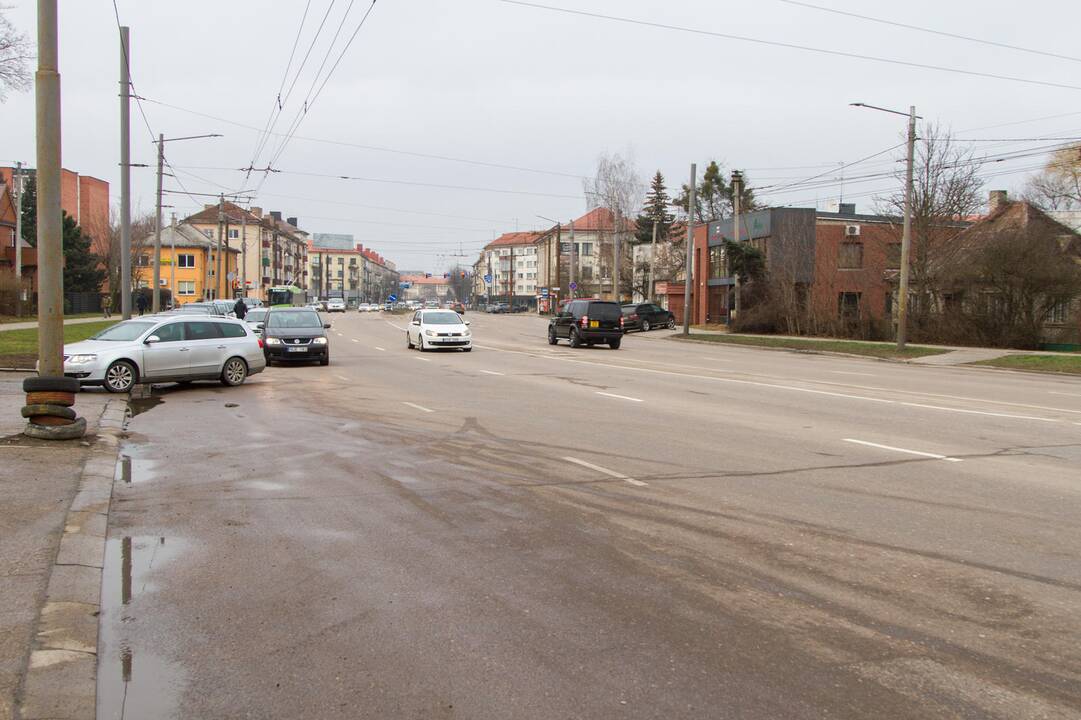 Sutvarkys: Vilniaus gatvėje pakeitus požemines komunikacijas, bus iš naujo paklotas tašytų akmenų grindinys.