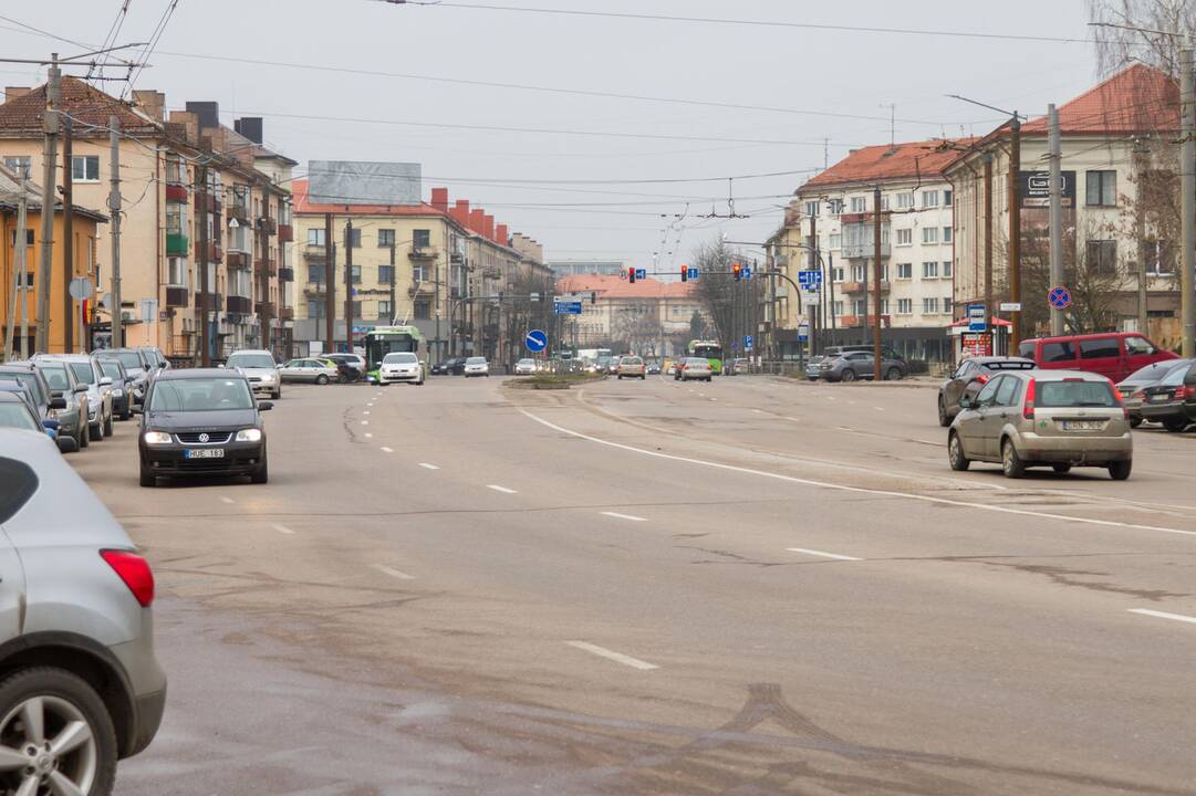 Sutvarkys: Vilniaus gatvėje pakeitus požemines komunikacijas, bus iš naujo paklotas tašytų akmenų grindinys.
