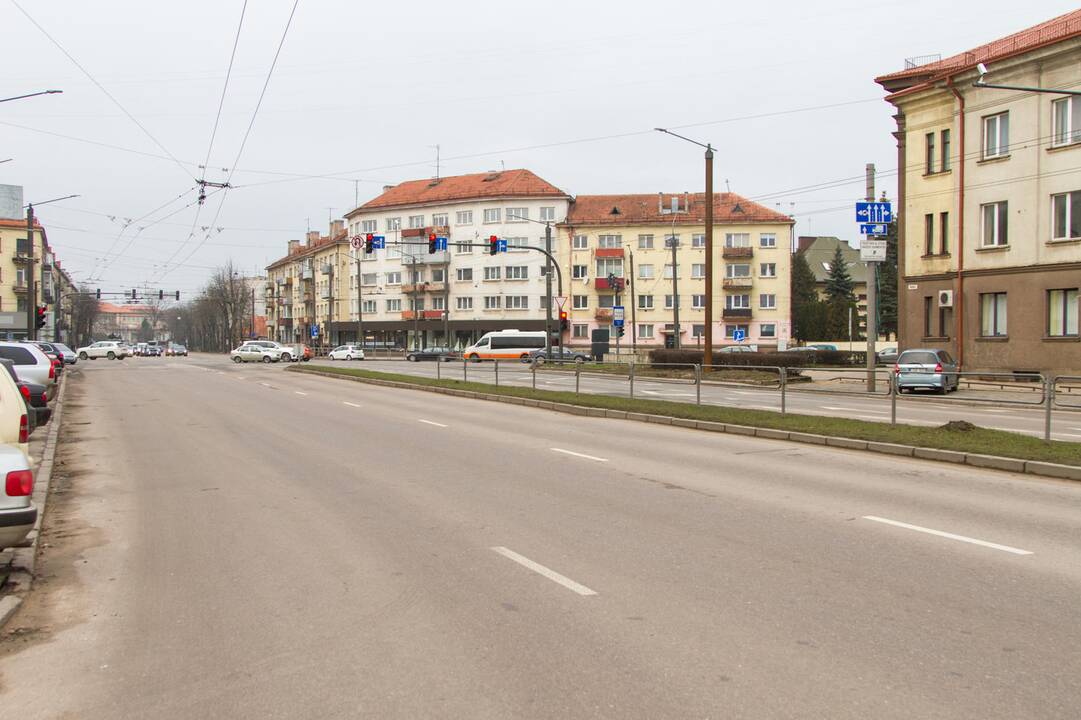 Sutvarkys: Vilniaus gatvėje pakeitus požemines komunikacijas, bus iš naujo paklotas tašytų akmenų grindinys.