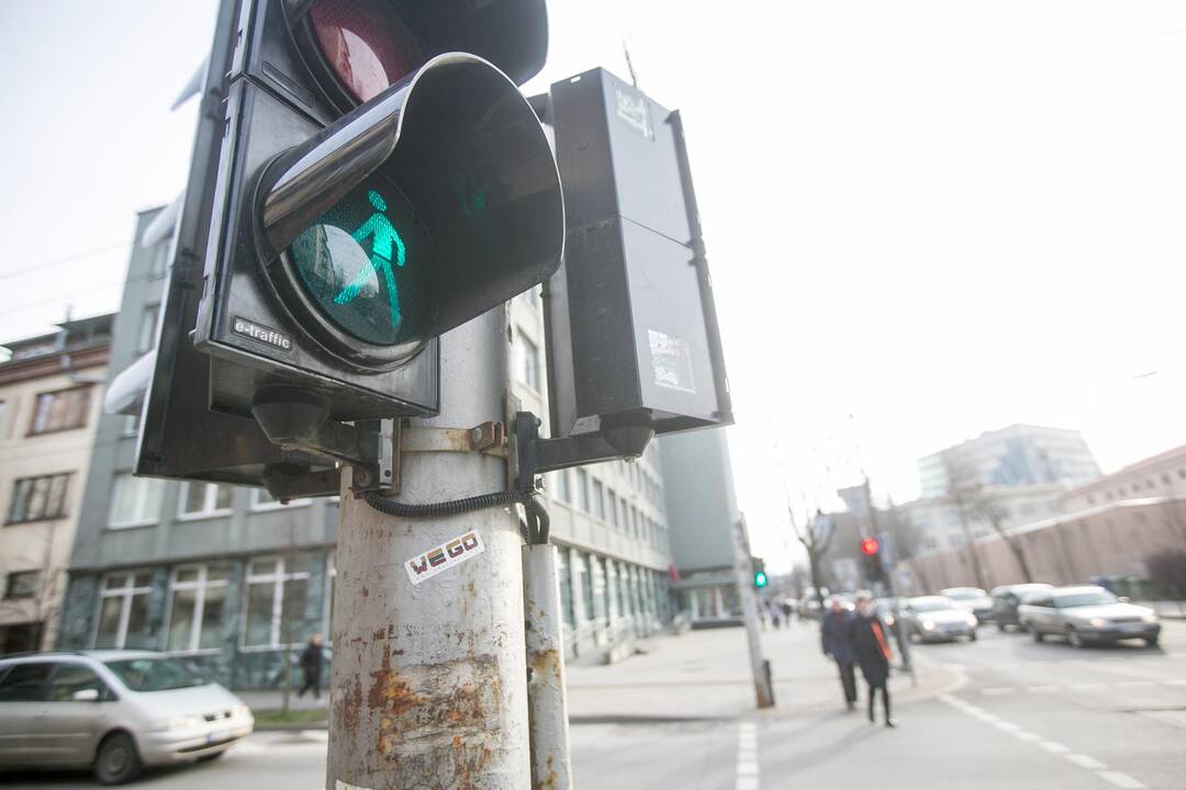 Tvarka: keliose Kęstučio gatvės sankryžose pėstiesiems iš visų pusių vienu metu dega žalias šviesoforo signalas.
