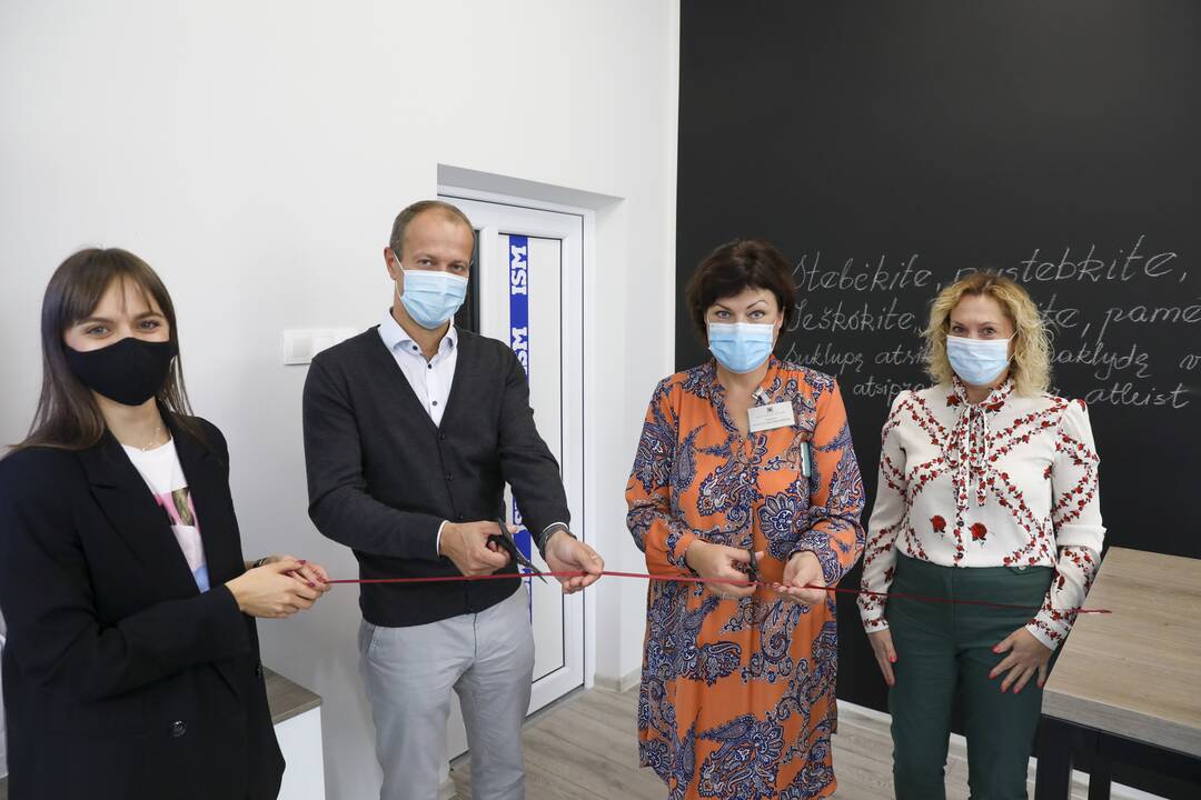 Plačiai: šiais metais ISM „Verslo klasės“ projekte dalyvaujančioms mokykloms ISM siūlys rinktis net iš 30 skirtingų temų, kurias dėstys net 25 ISM dėstytojai bei alumnai. Nuotraukoje – ISM rektorius dr. Dalius Misiūnas.