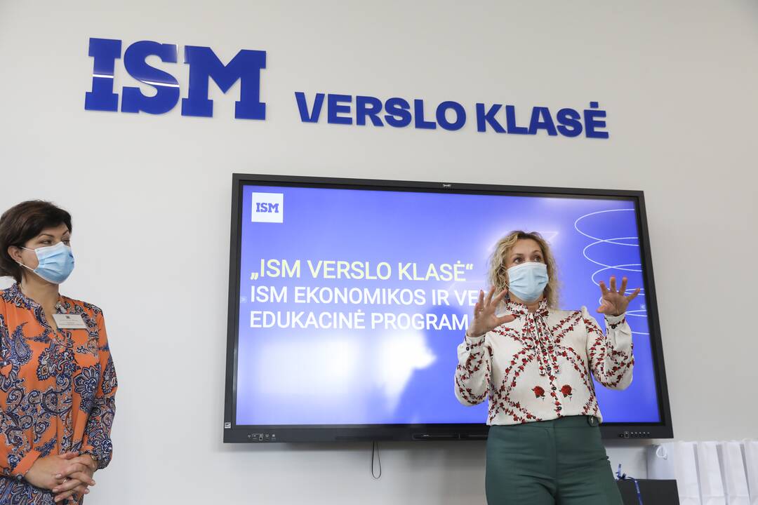 Plačiai: šiais metais ISM „Verslo klasės“ projekte dalyvaujančioms mokykloms ISM siūlys rinktis net iš 30 skirtingų temų, kurias dėstys net 25 ISM dėstytojai bei alumnai. Nuotraukoje – ISM rektorius dr. Dalius Misiūnas.
