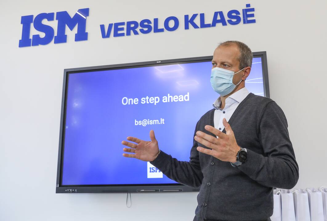 Plačiai: šiais metais ISM „Verslo klasės“ projekte dalyvaujančioms mokykloms ISM siūlys rinktis net iš 30 skirtingų temų, kurias dėstys net 25 ISM dėstytojai bei alumnai. Nuotraukoje – ISM rektorius dr. Dalius Misiūnas.