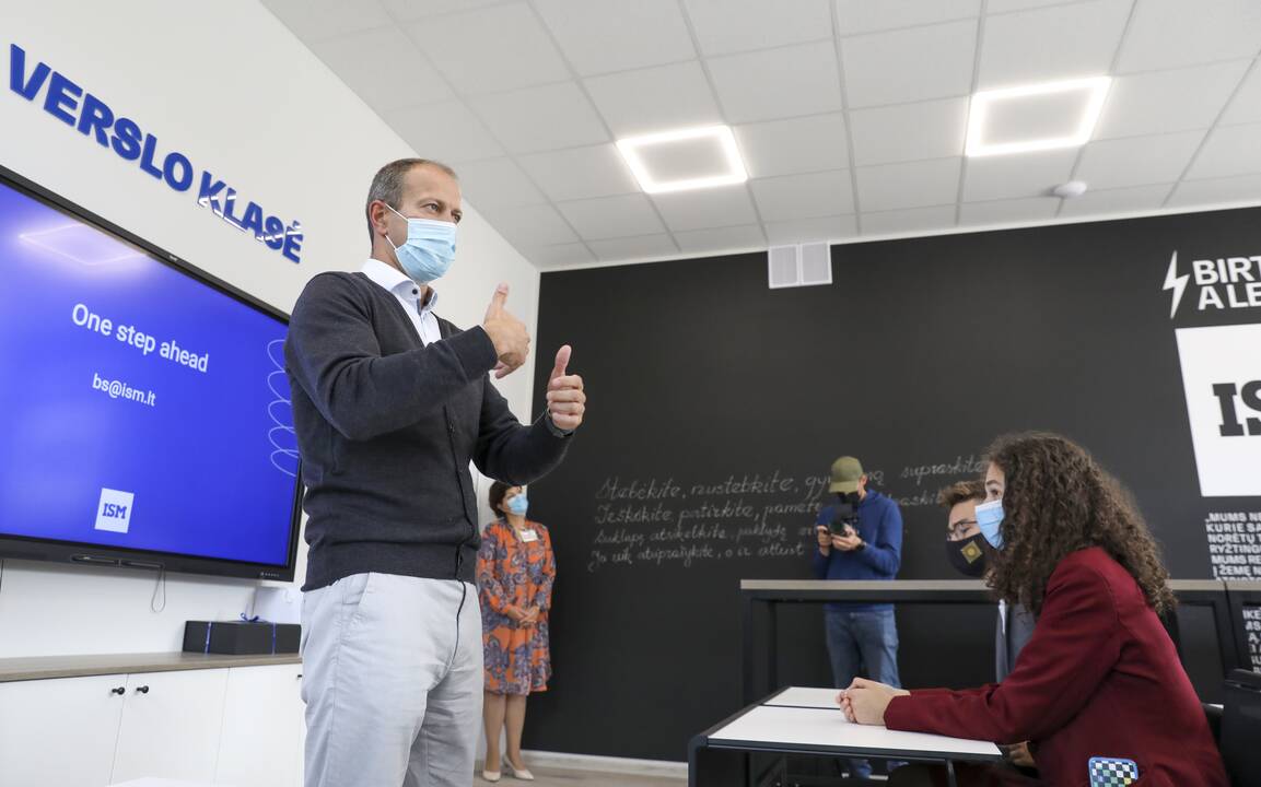 Plačiai: šiais metais ISM „Verslo klasės“ projekte dalyvaujančioms mokykloms ISM siūlys rinktis net iš 30 skirtingų temų, kurias dėstys net 25 ISM dėstytojai bei alumnai. Nuotraukoje – ISM rektorius dr. Dalius Misiūnas.