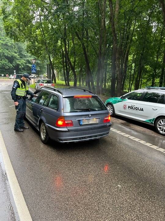 Kelių gaidelis su BMW kelyje „Via Baltica“ greitį viršijo dvigubai