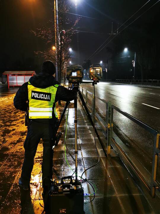 Pareigūnai: tikimasi, kad sąmyšį sukėlę mobilūs greičio matuokliai padės suvaldyti greičio mėgėjus.