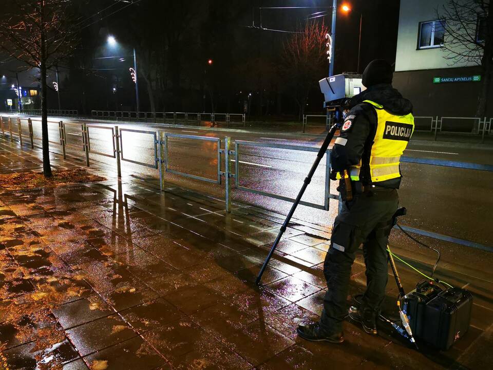 Pareigūnai: tikimasi, kad sąmyšį sukėlę mobilūs greičio matuokliai padės suvaldyti greičio mėgėjus.