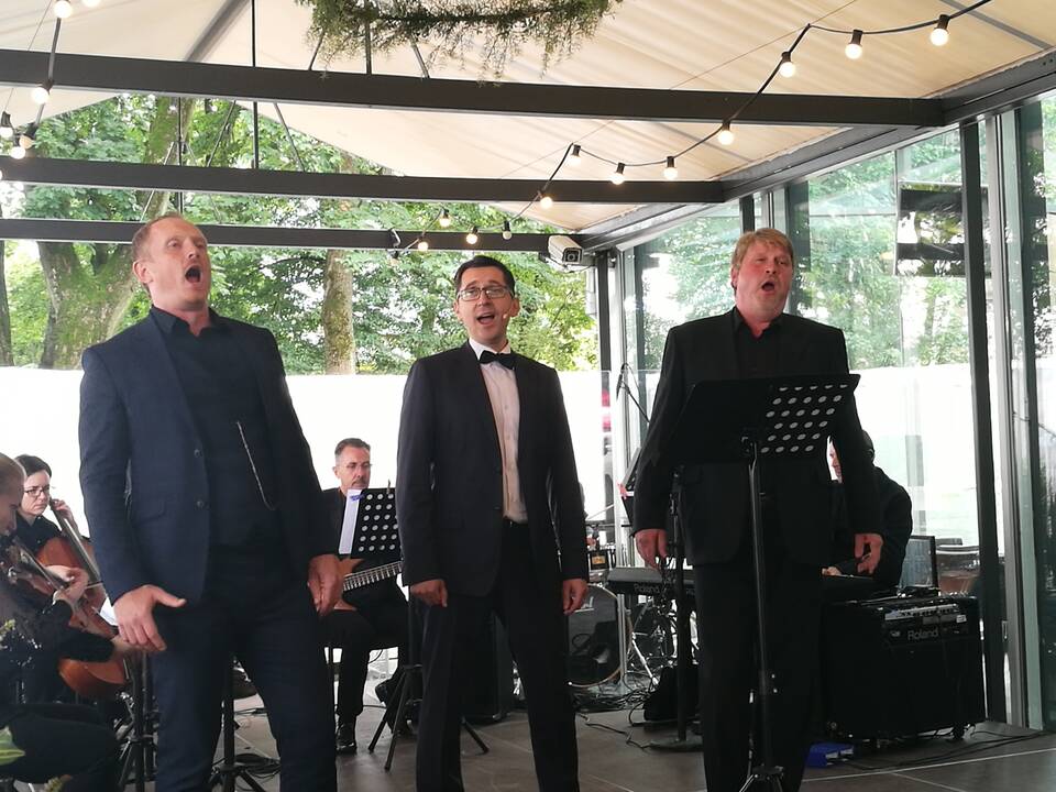 Šviesa: iš Miesto sode esančio restorano terasos sklindančios atlikėjų dainos praskaidrina ne tik koncerto klausytojų, bet ir praeivių nuotaiką.