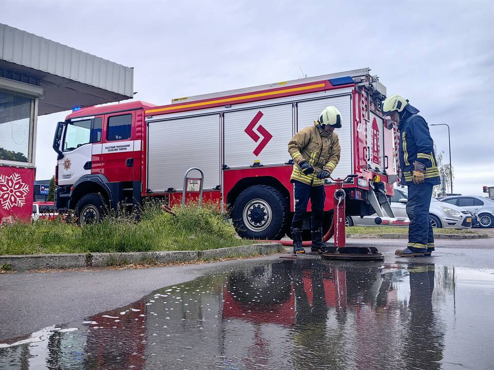 Šilainiuose užsidegė autoservisas