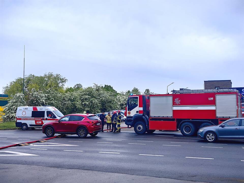 Šilainiuose užsidegė autoservisas
