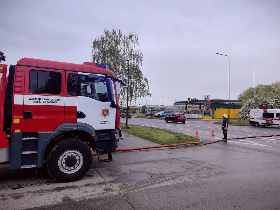 Šilainiuose užsidegė autoservisas