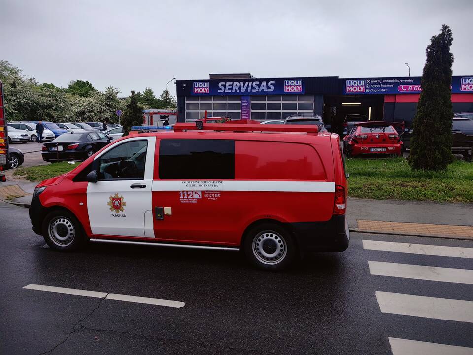 Šilainiuose užsidegė autoservisas