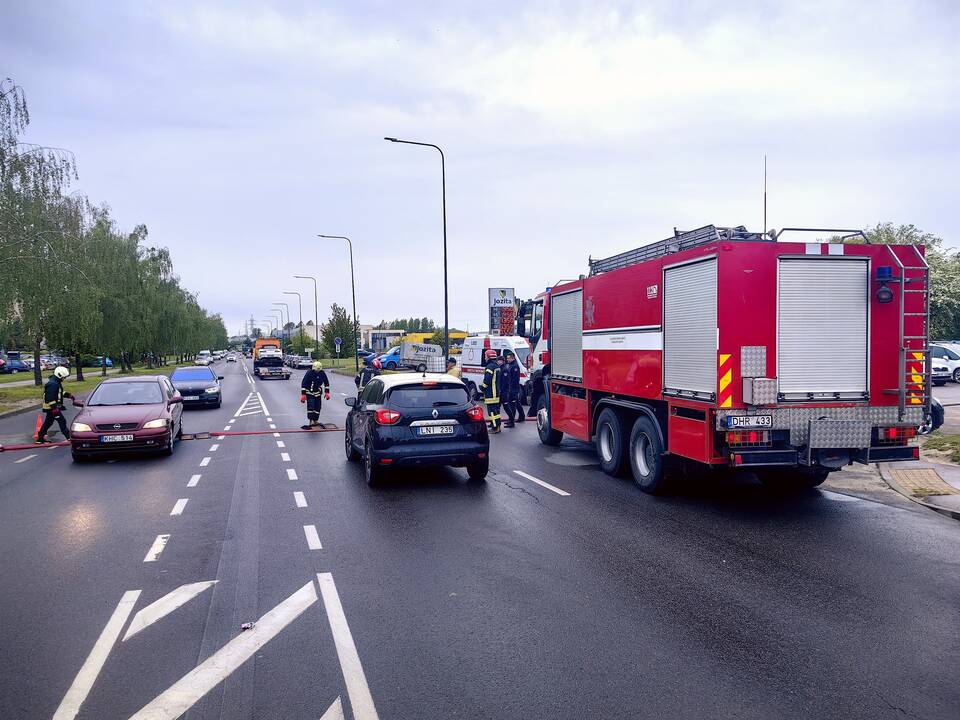 Šilainiuose užsidegė autoservisas