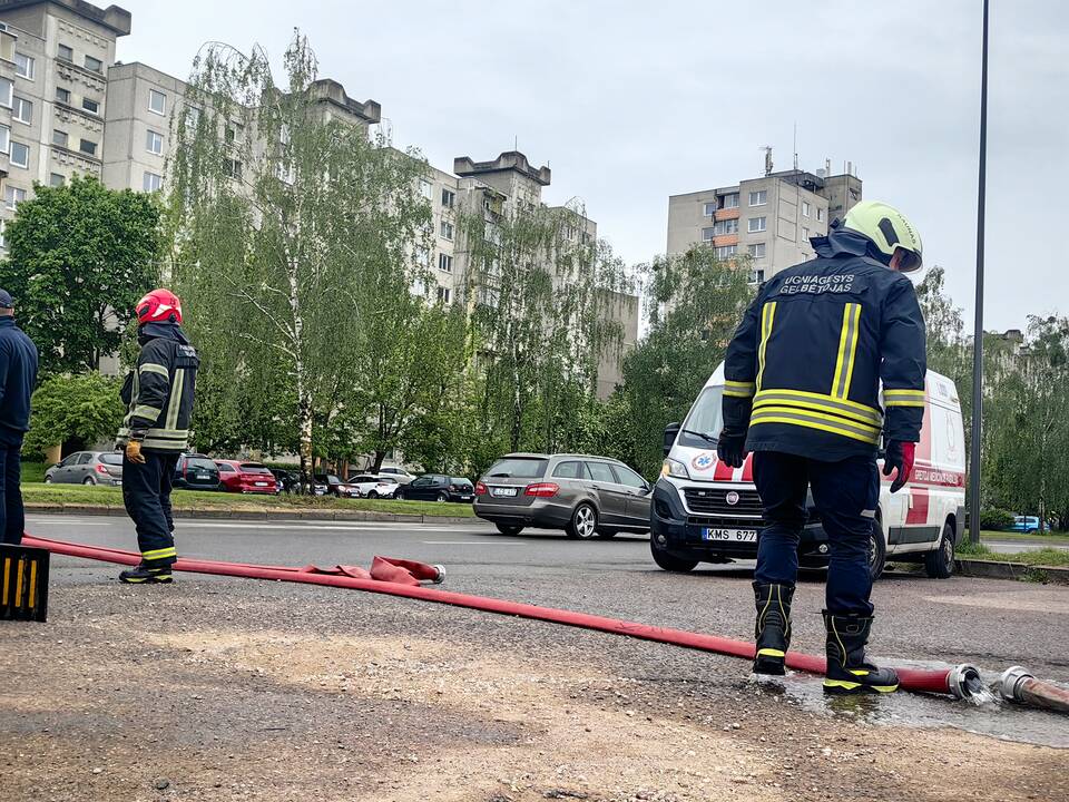 Šilainiuose užsidegė autoservisas