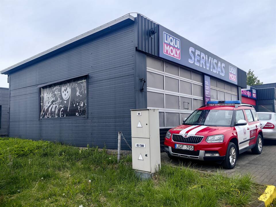 Šilainiuose užsidegė autoservisas