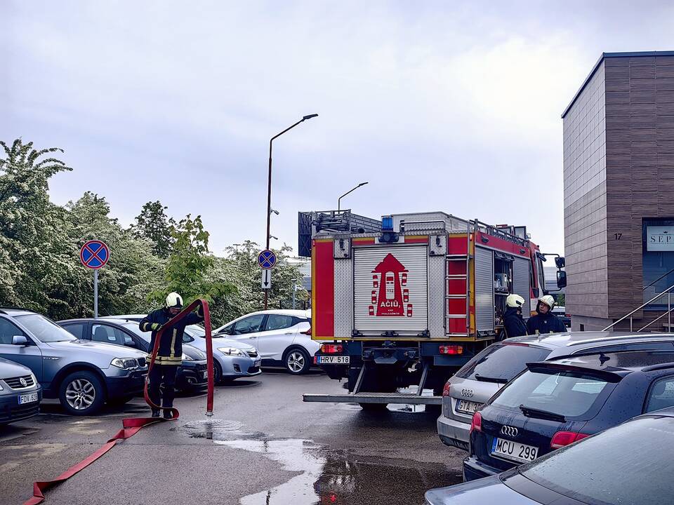 Šilainiuose užsidegė autoservisas