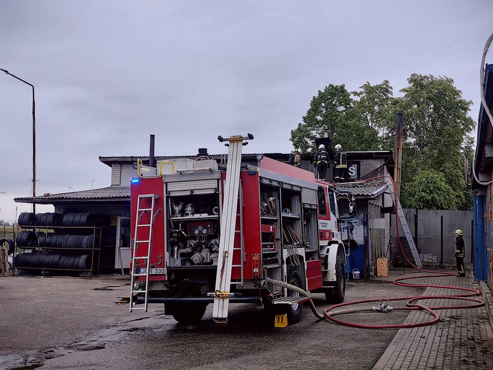Šilainiuose užsidegė autoservisas