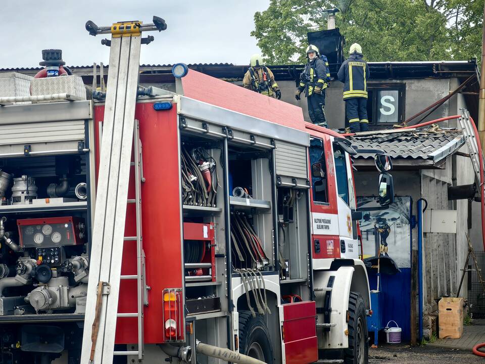 Šilainiuose užsidegė autoservisas
