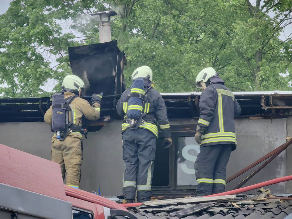 Šilainiuose užsidegė autoservisas