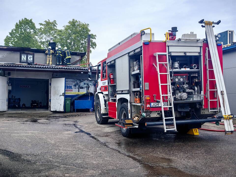 Šilainiuose užsidegė autoservisas