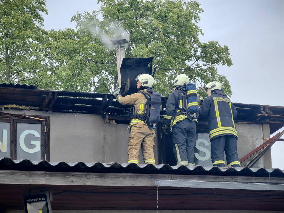 Šilainiuose užsidegė autoservisas