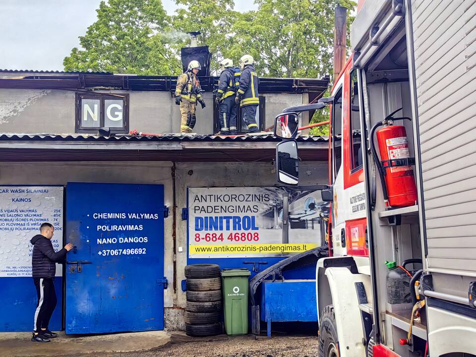 Šilainiuose užsidegė autoservisas