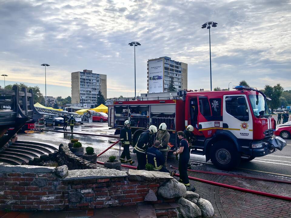 Savanorių pr. užsiliepsnojo žymusis „Maximos“ malūnas