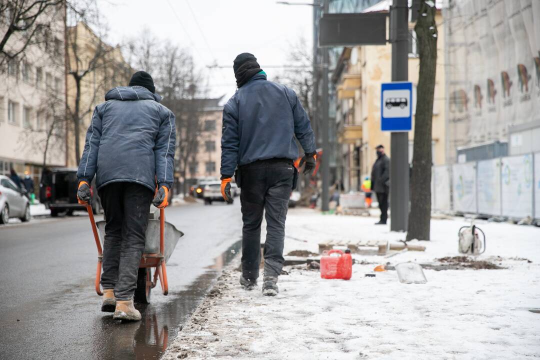 Kaune iškritęs sniegas kelių remonto darbų nestabdo