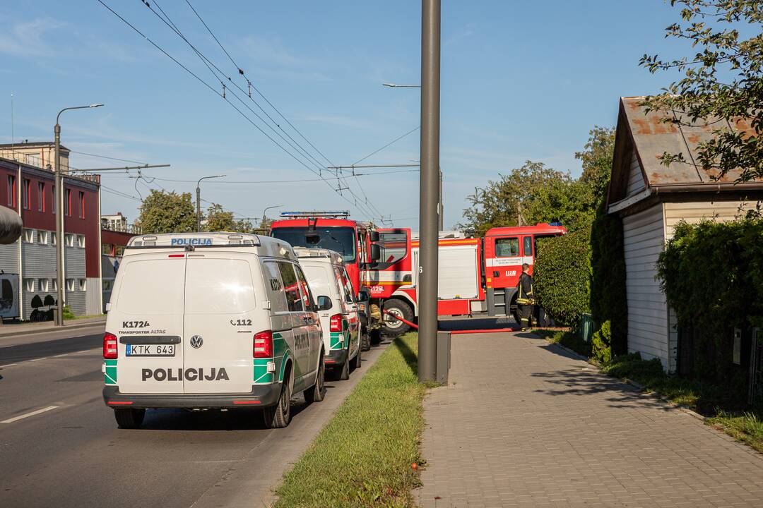 Gaisras Vilijampolėje: degė pastatai ir automobilis