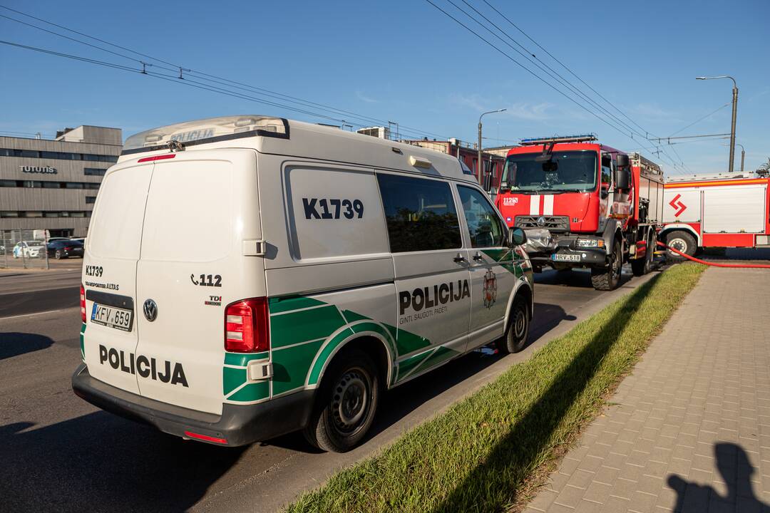 Gaisras Vilijampolėje: degė pastatai ir automobilis