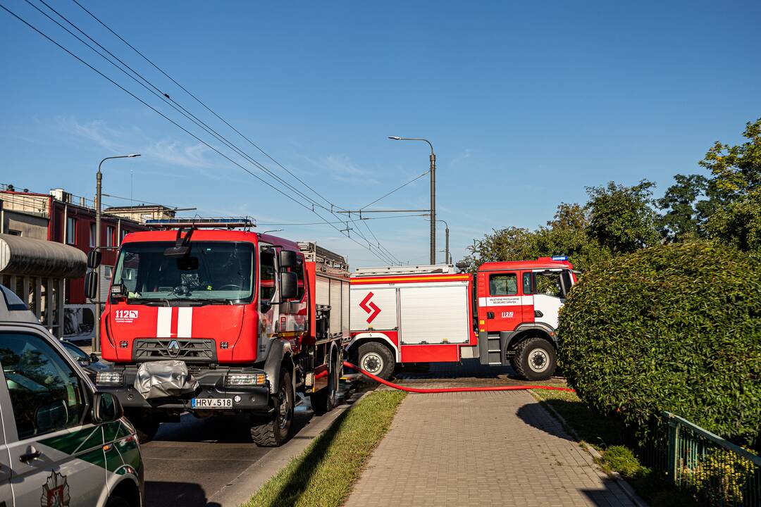 Gaisras Vilijampolėje: degė pastatai ir automobilis