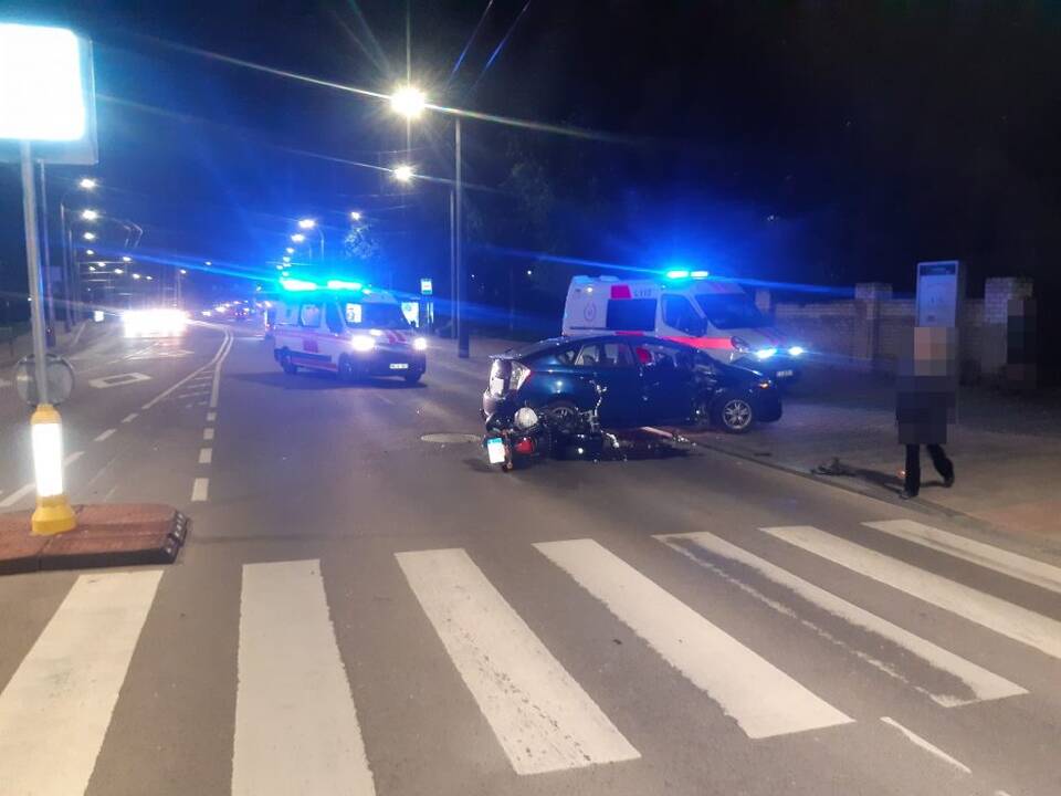 Tragedija: dviem automobiliais atskubėję greitosios medikai jau niekuo negalėjo padėti motociklu į automobilį „Toyota“ atsitrenkusiam devyniolikmečiui.
