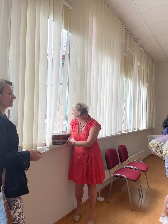 Tema: savajame romane E.Vaitkienė atskleidžia emigrantų patirtis. „Suvokti emigrantų tuštumą yra sunku“, – sako ji.