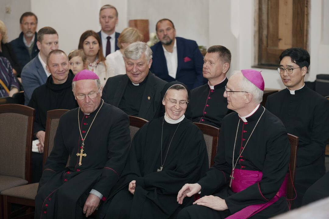 Simbolinė: šalia benediktinių vienuolyno gyvenantis K.Ignatavičius įsitikinęs, kad Šv.Mikalojaus bažnyčios atstatymas suponavo Kaunui visą puokštę gerų dalykų.