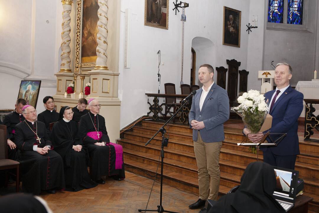 Simbolinė: šalia benediktinių vienuolyno gyvenantis K.Ignatavičius įsitikinęs, kad Šv.Mikalojaus bažnyčios atstatymas suponavo Kaunui visą puokštę gerų dalykų.